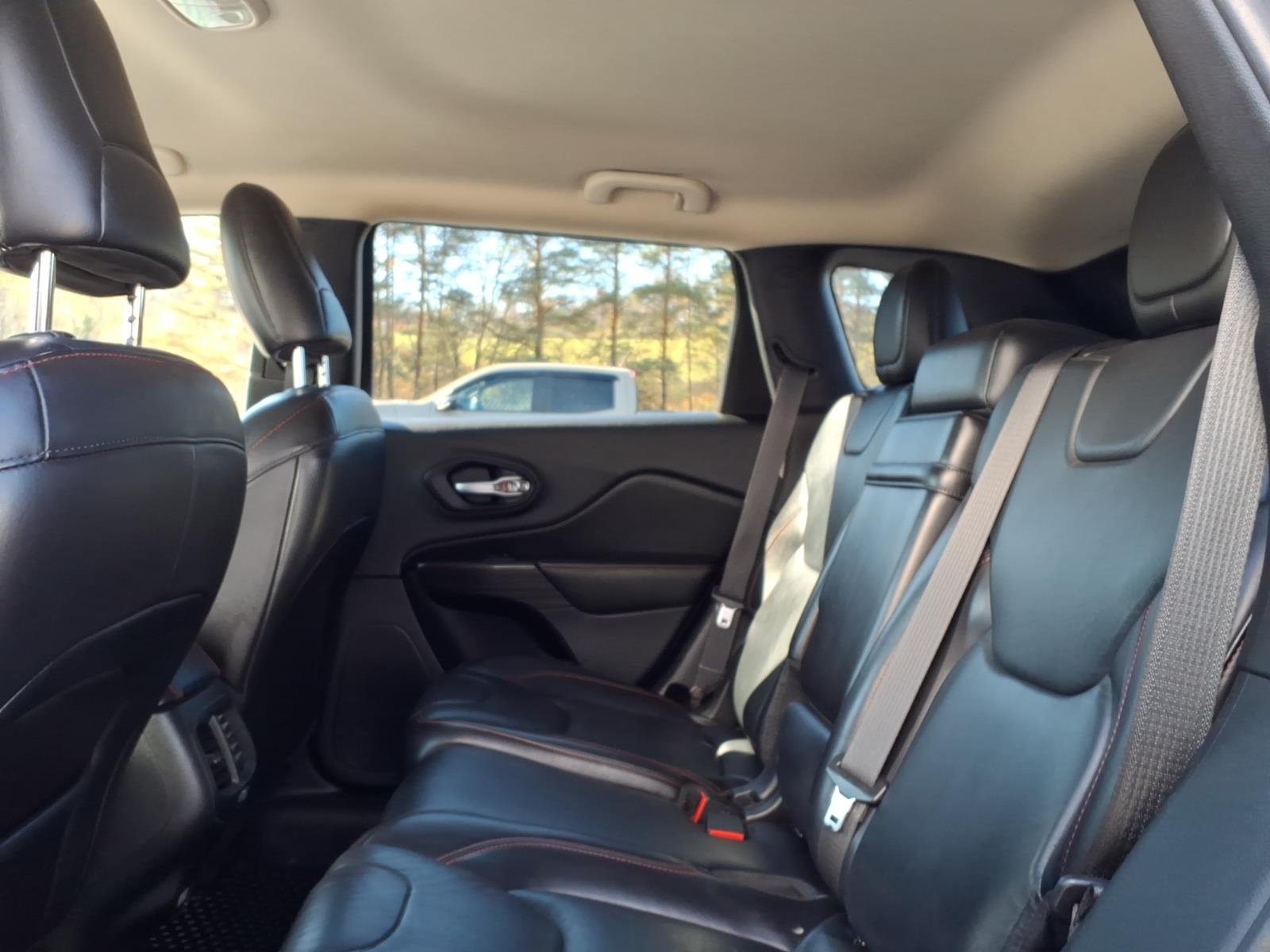 2016 Jeep Cherokee photo 10 of 29
