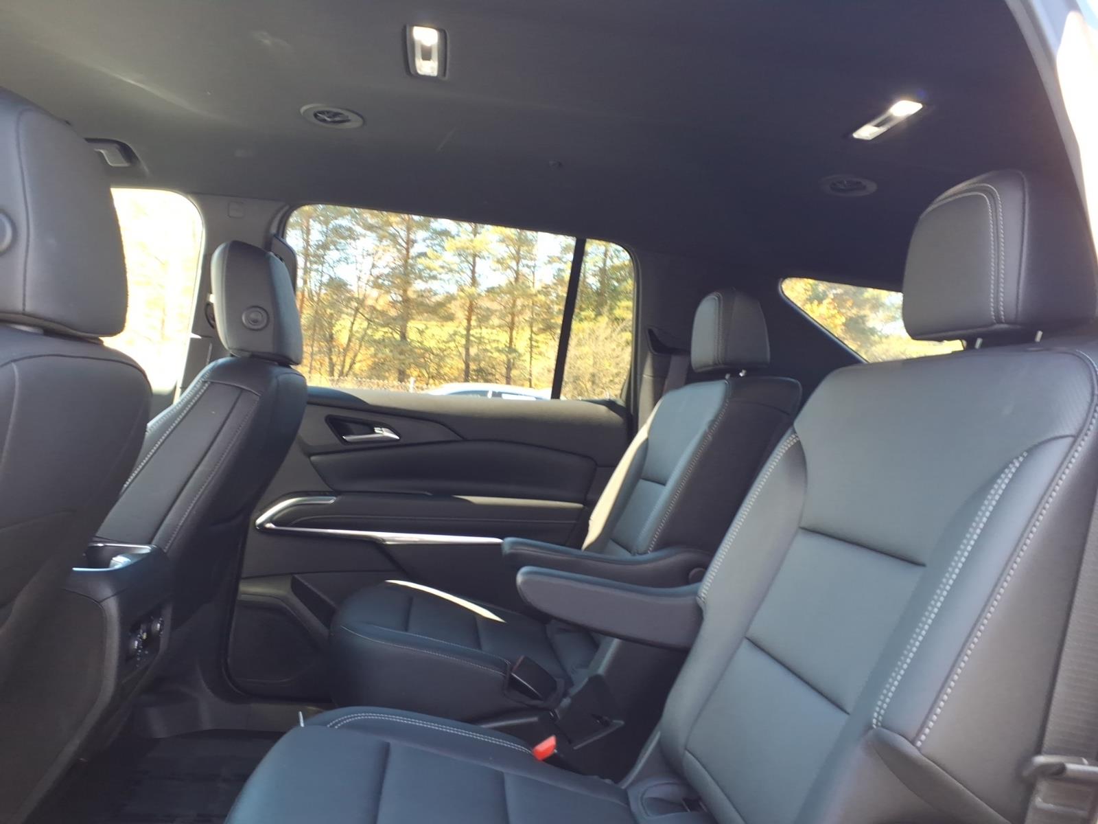 2025 Chevrolet Traverse photo 10 of 28