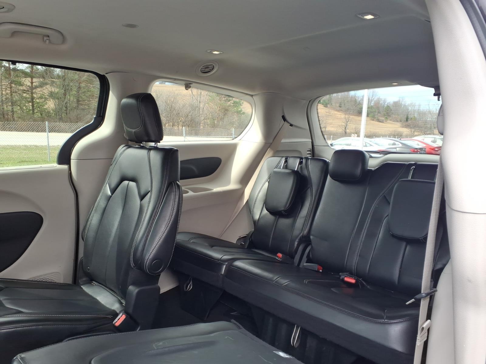 2023 Chrysler Pacifica Touring L - 9
