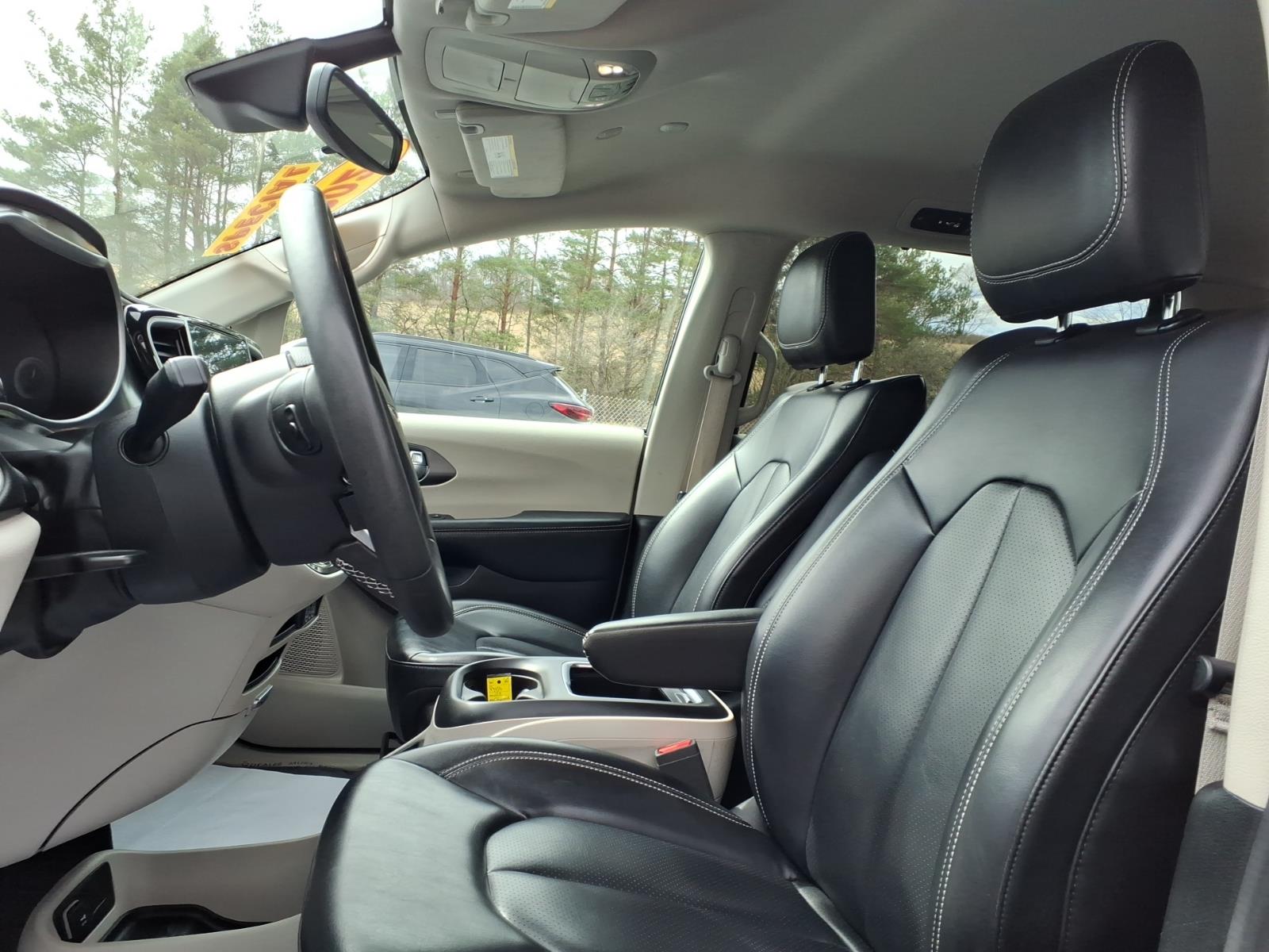 2023 Chrysler Pacifica Touring L - 10