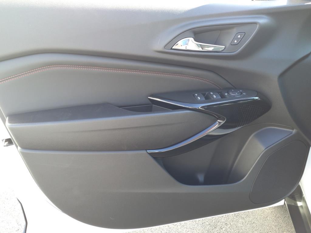 2025 Chevrolet Trax RS Summit White at Team Chevrolet Buick GMC