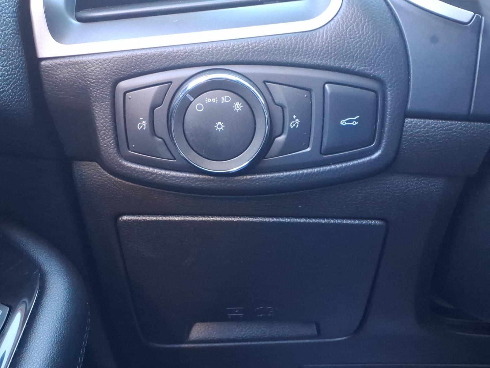 2018 Ford Edge photo 17 of 28