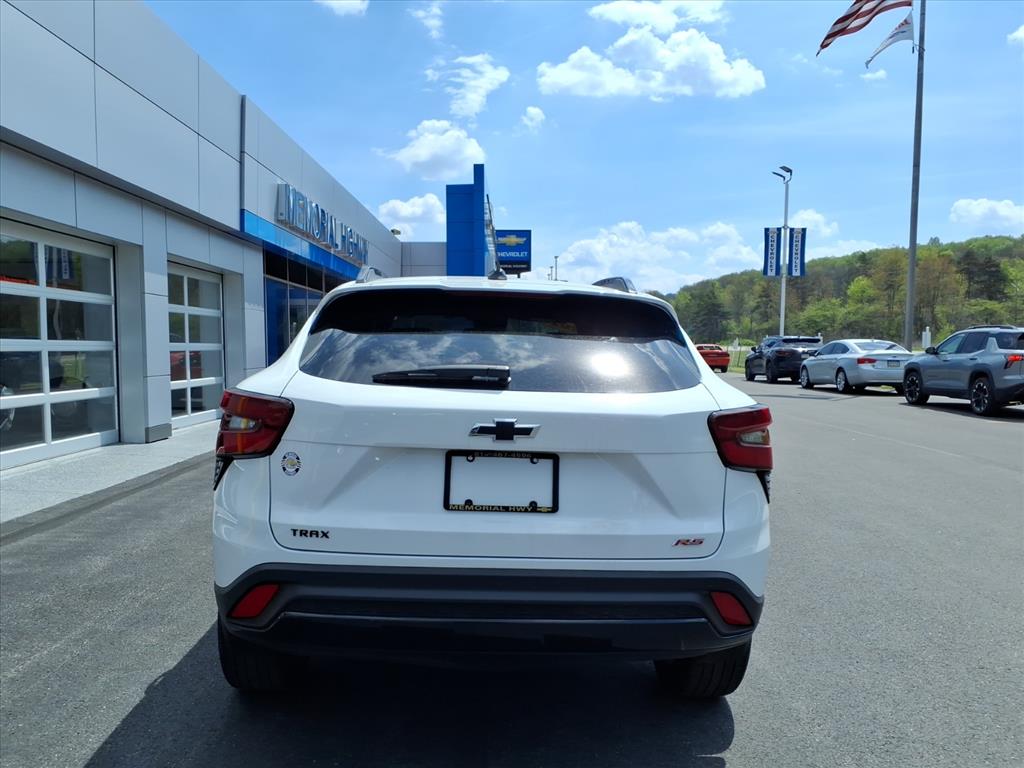 2025 Chevrolet Trax RS Summit White at Team Chevrolet Buick GMC