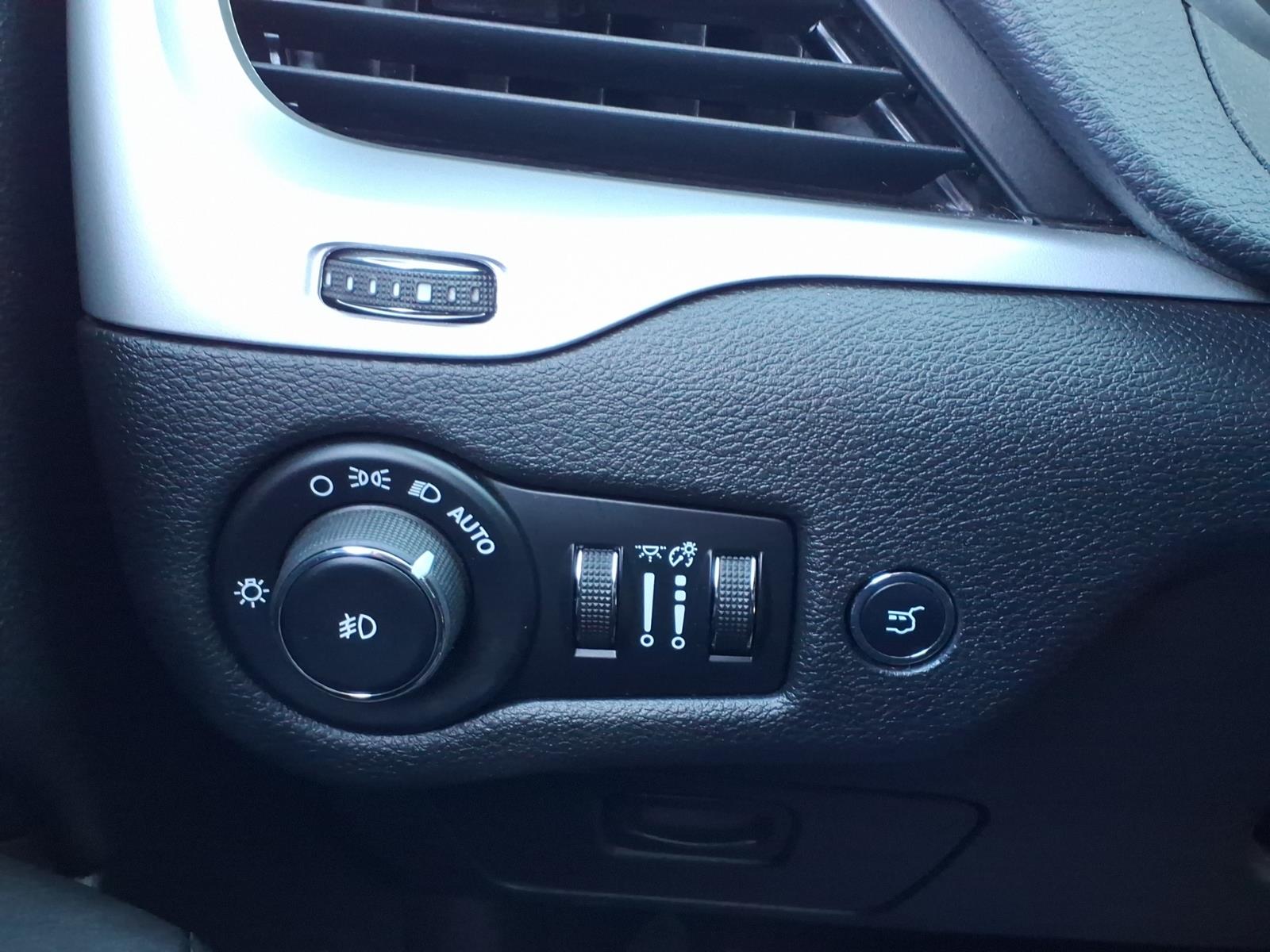 2016 Jeep Cherokee photo 18 of 29
