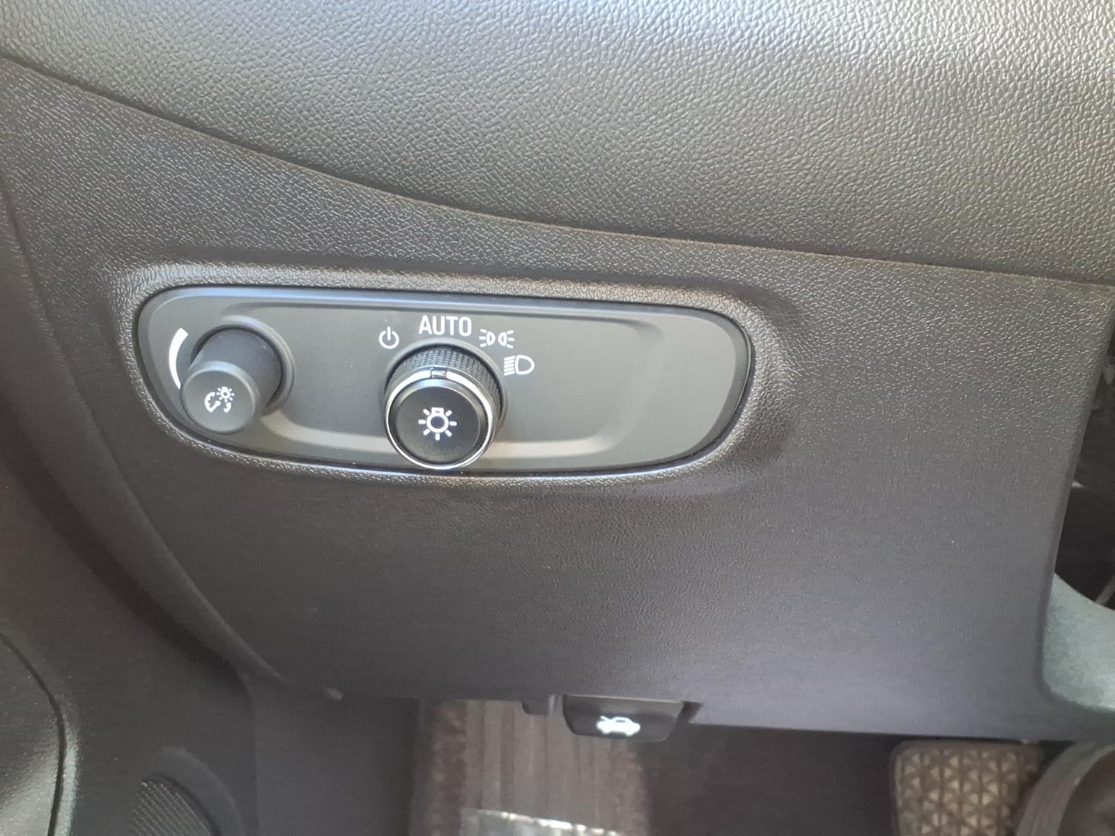 2022 Chevrolet Equinox photo 18 of 28