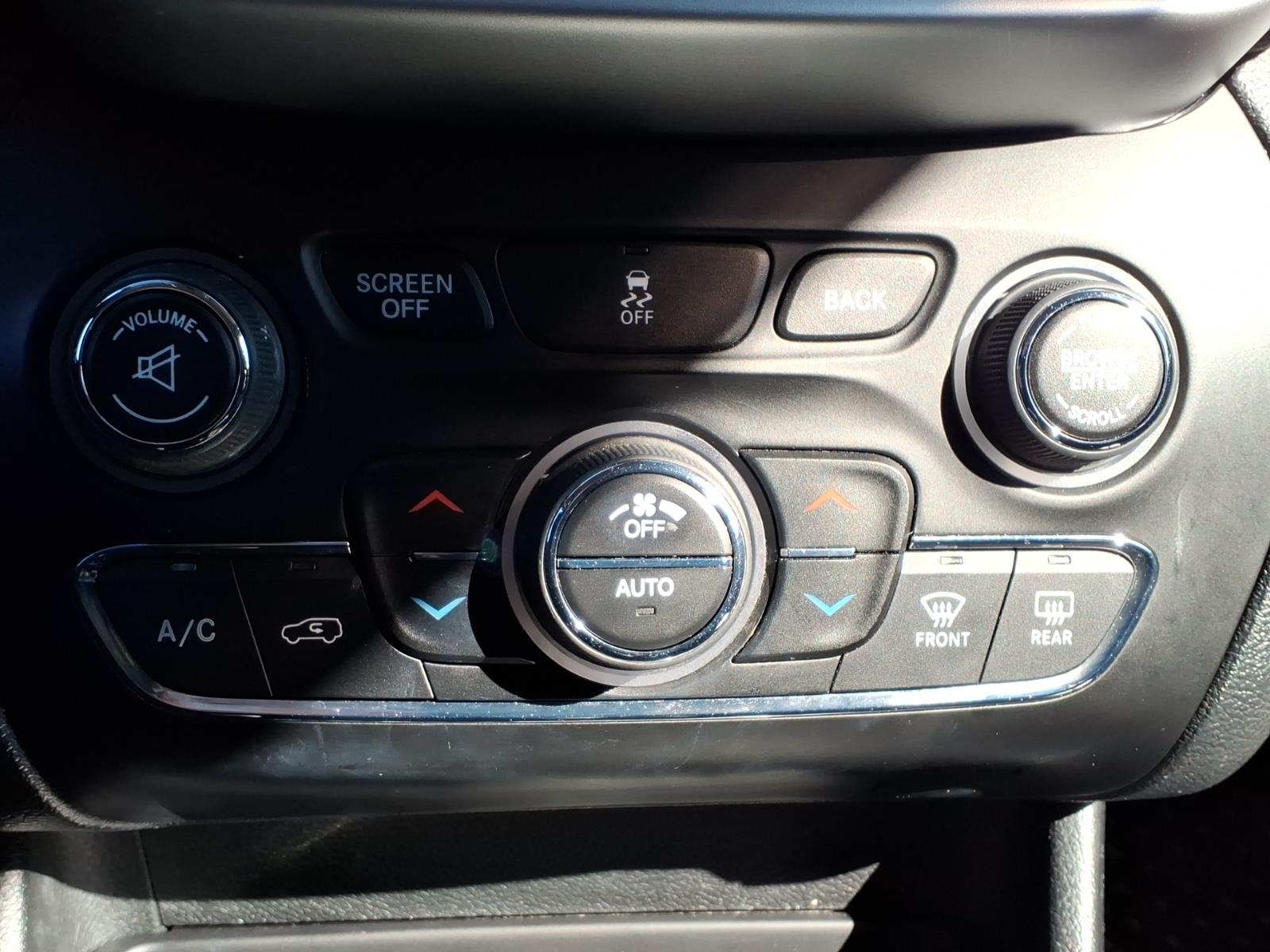 2016 Jeep Cherokee photo 25 of 29