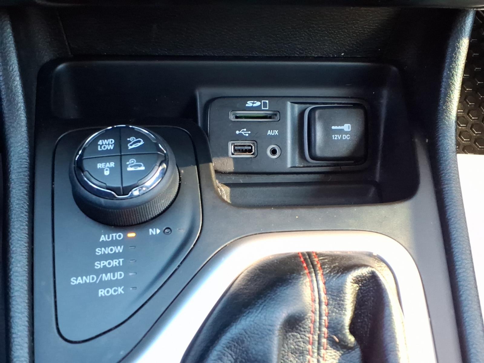 2016 Jeep Cherokee photo 26 of 29