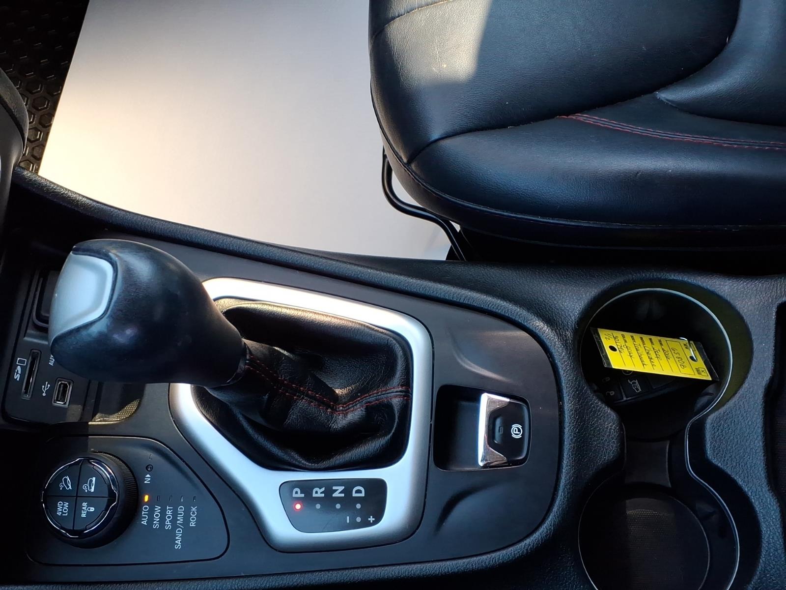 2016 Jeep Cherokee photo 27 of 29