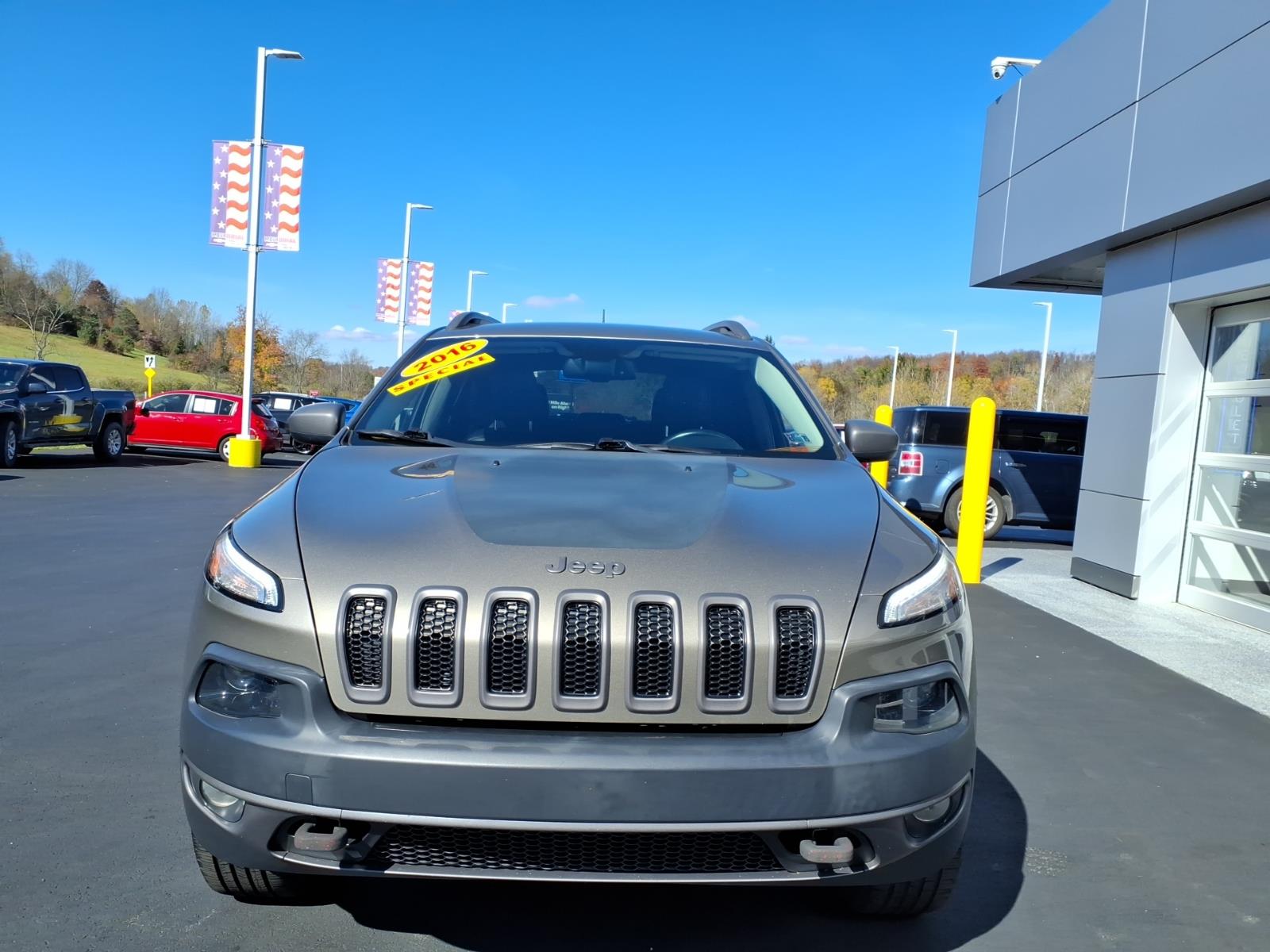 2016 Jeep Cherokee photo 3 of 29