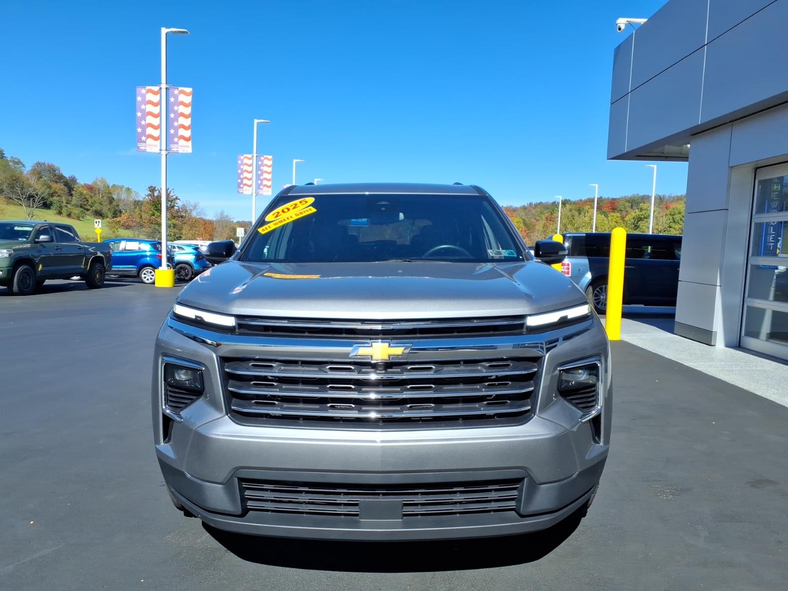 2025 Chevrolet Traverse photo 3 of 28