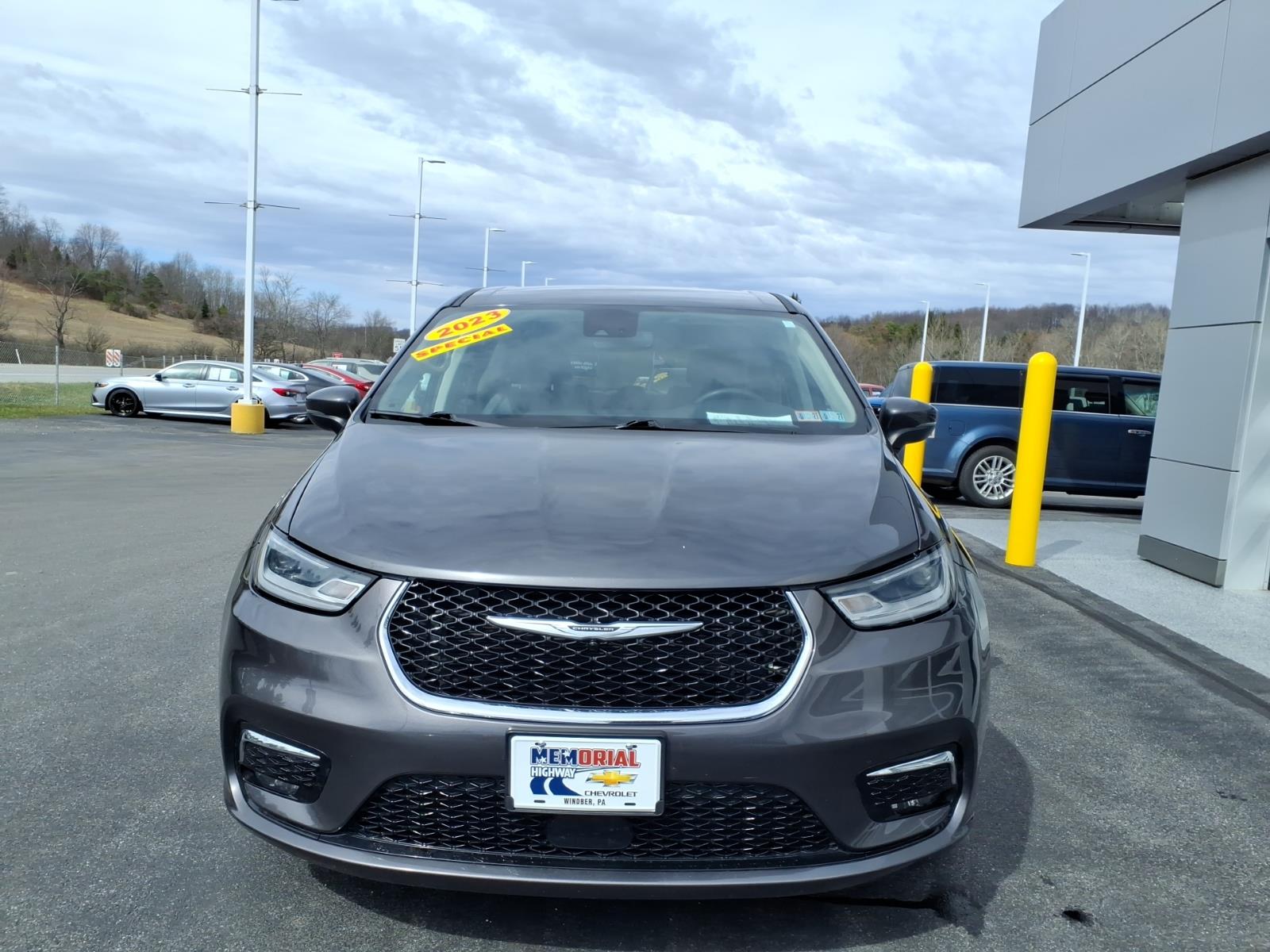 2023 Chrysler Pacifica Touring L - 2