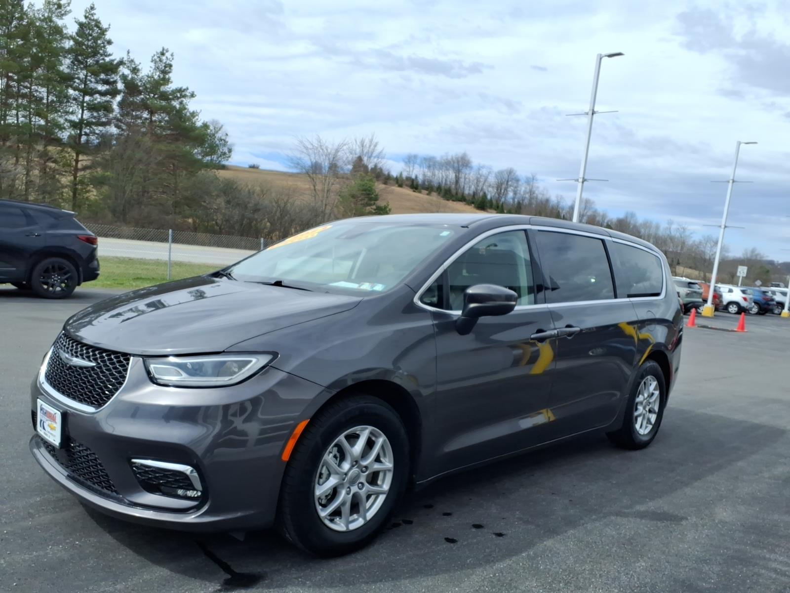 2023 Chrysler Pacifica Touring L - 3