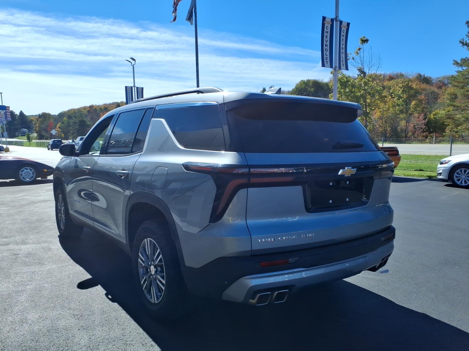 2025 Chevrolet Traverse photo 5 of 28