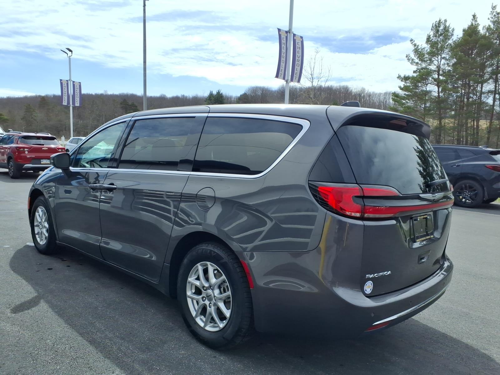 2023 Chrysler Pacifica Touring L - 4