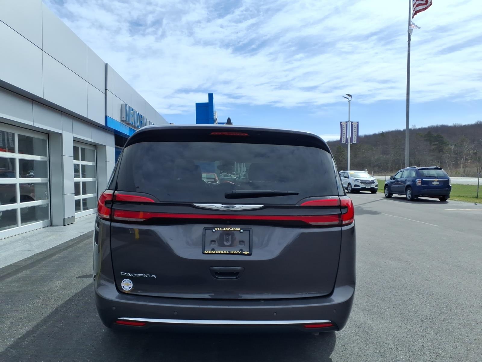 2023 Chrysler Pacifica Touring L - 5