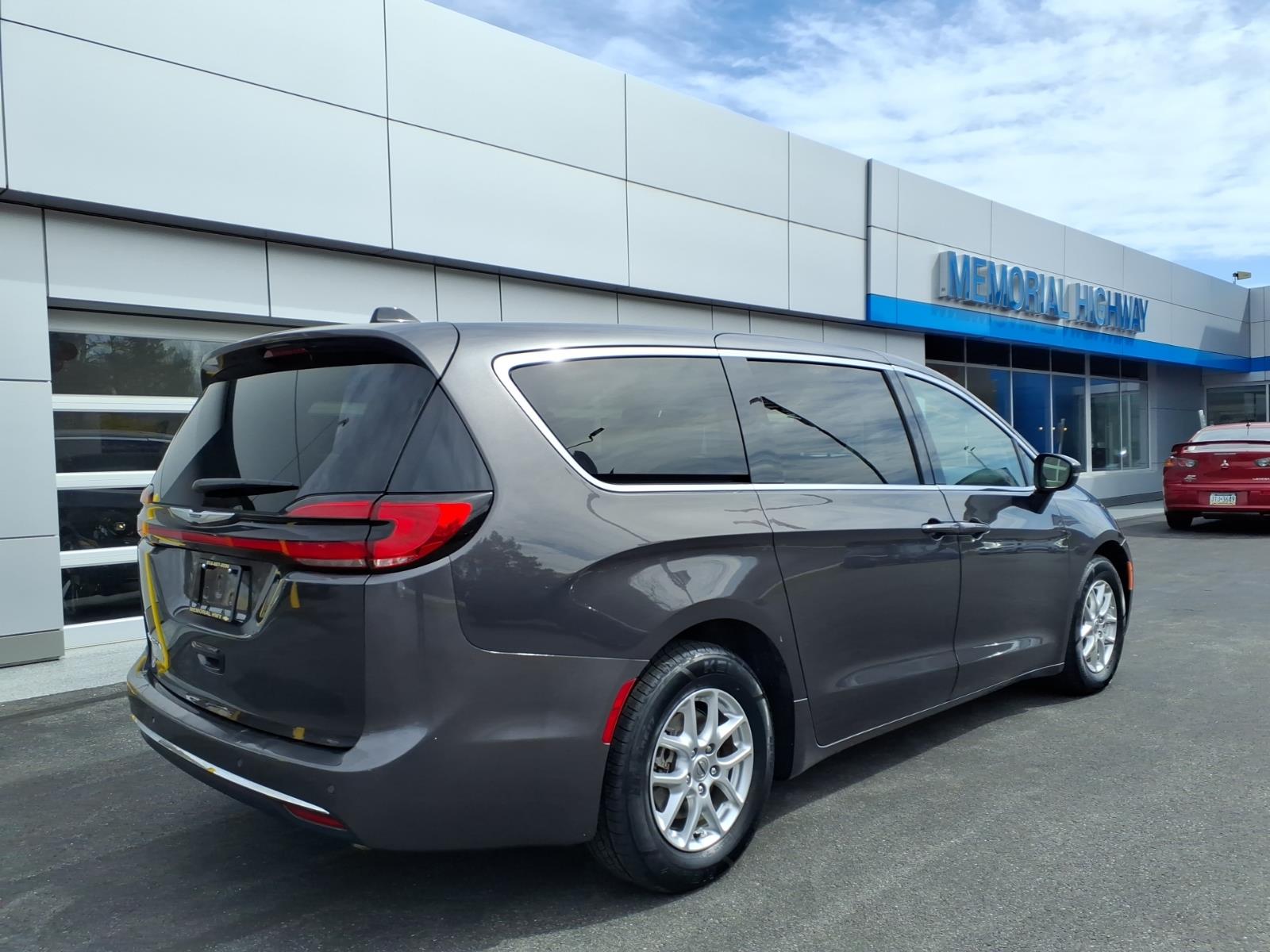 2023 Chrysler Pacifica Touring L - 6