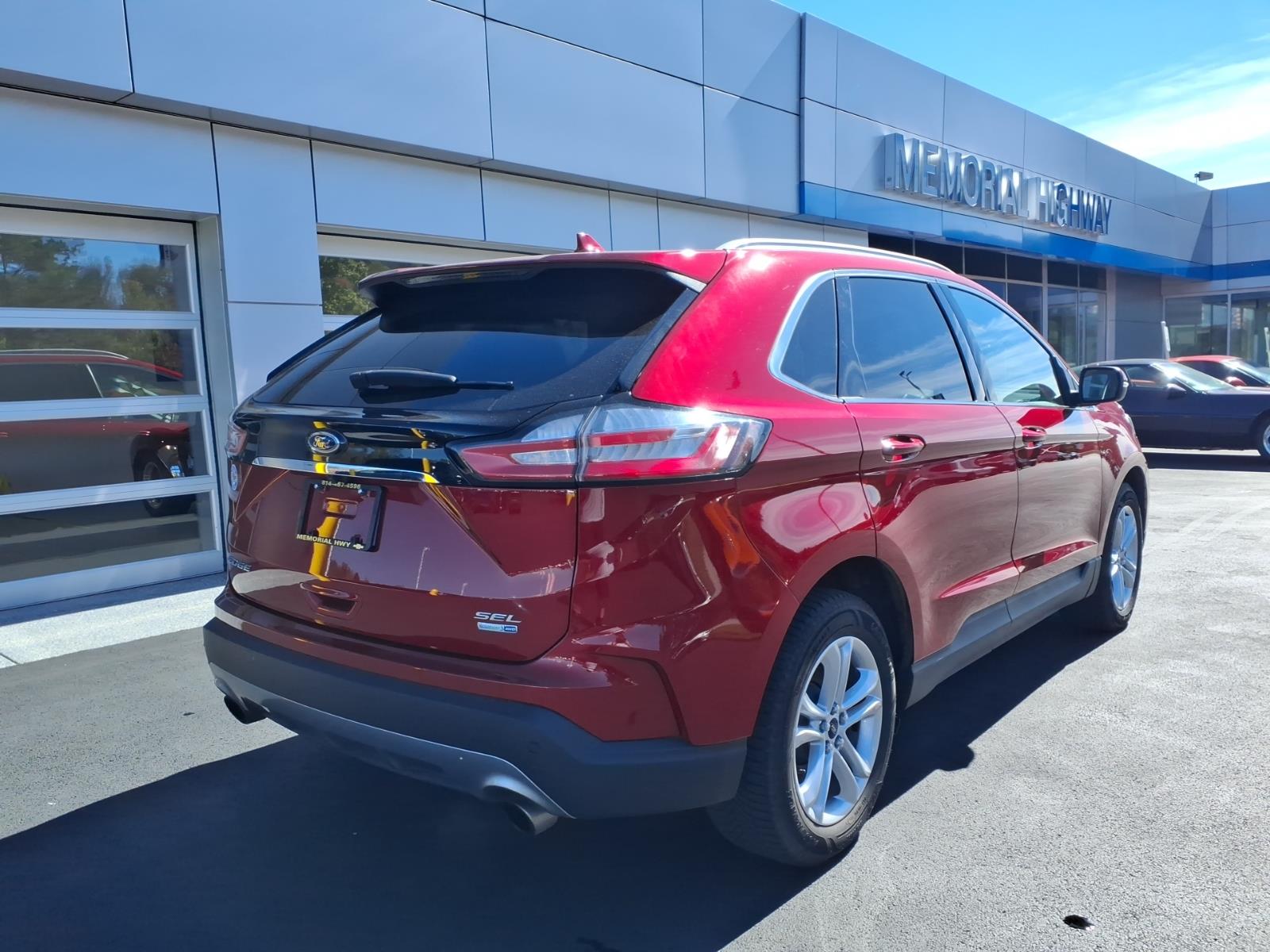 2019 Ford Edge photo 7 of 26