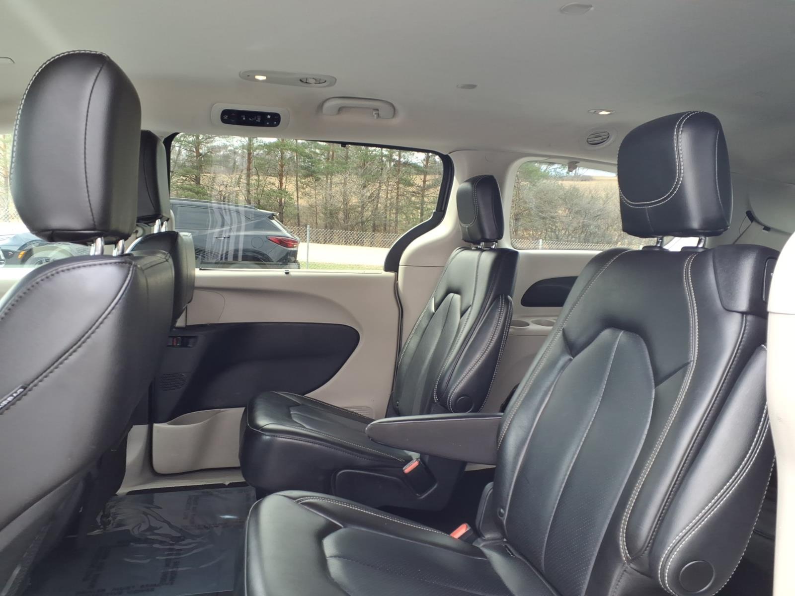 2023 Chrysler Pacifica Touring L - 8