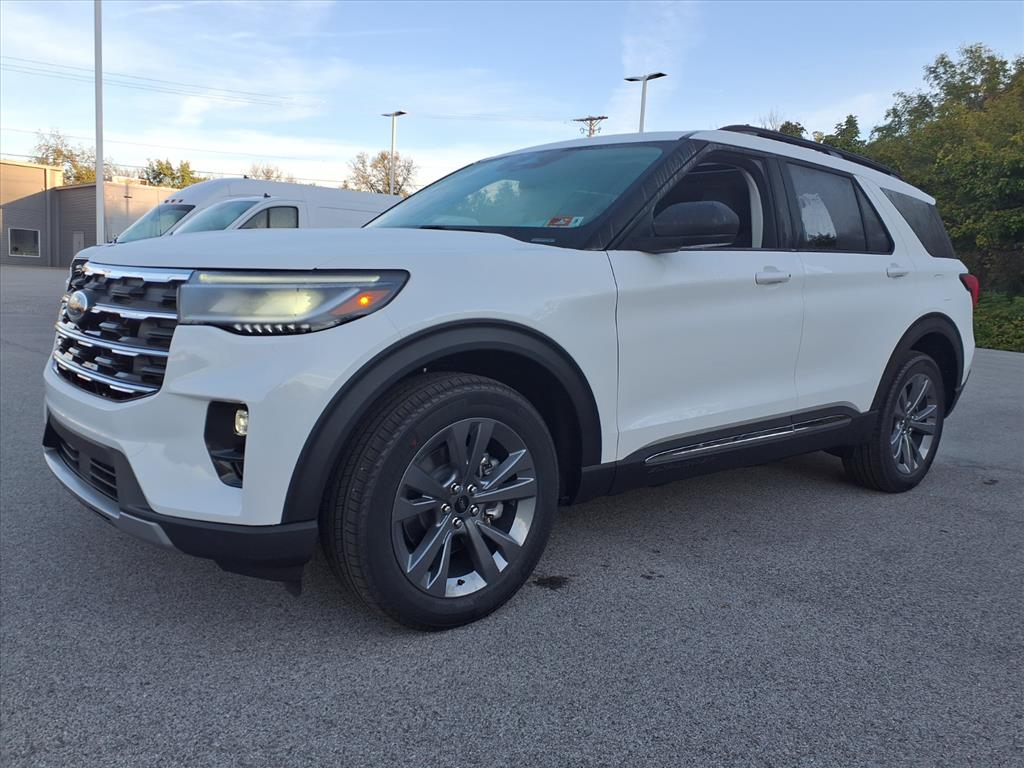 2025 Ford Explorer photo 2