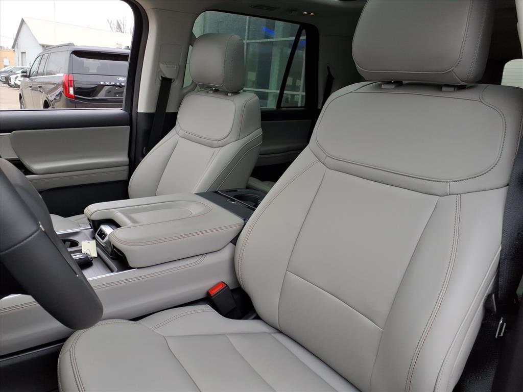 2025 Ford Expedition MAX photo 4