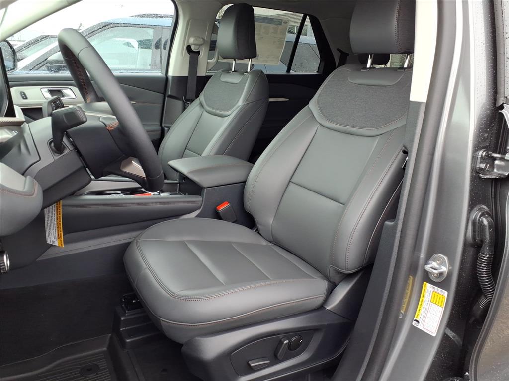 2025 Ford Explorer photo 2