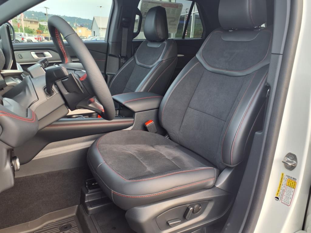 2025 Ford Explorer ST photo 2