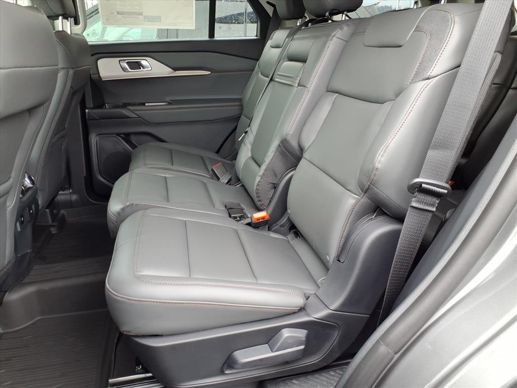 2025 Ford Explorer photo 3