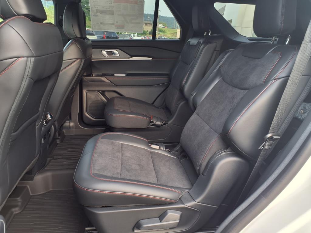 2025 Ford Explorer ST photo 3