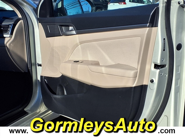 2017 Hyundai ELANTRA SE:164749B