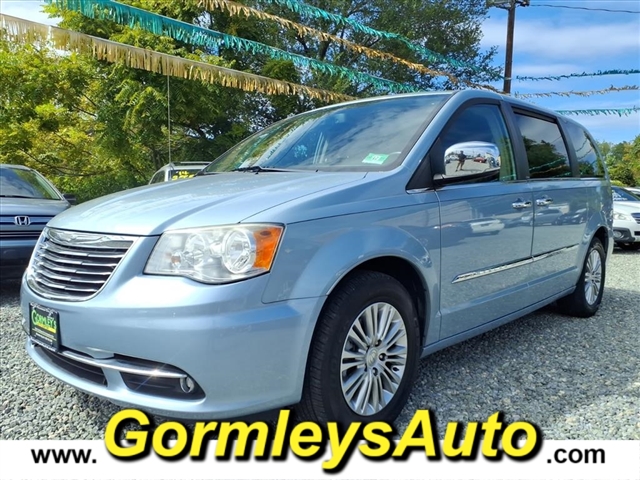 2013 Chrysler Town & Country photo 2