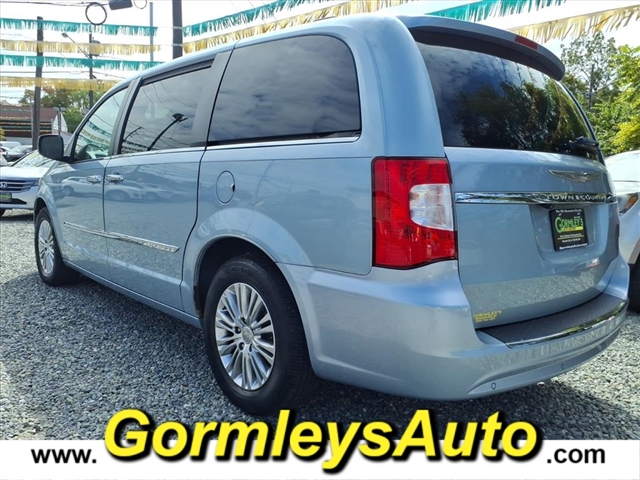 2013 Chrysler Town & Country photo 3