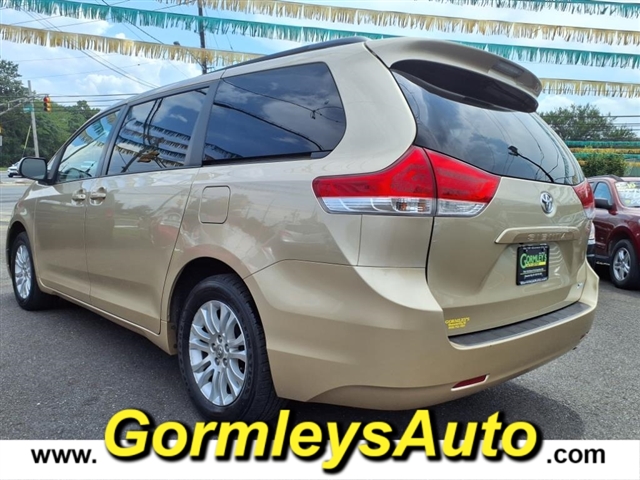 2011 Toyota Sienna XLE Limited photo 3