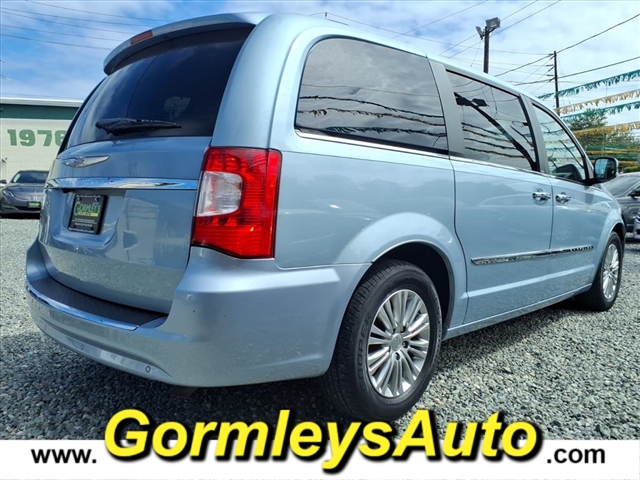 2013 Chrysler Town & Country photo 4