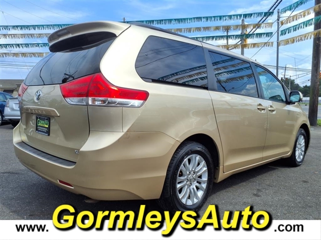 2011 Toyota Sienna XLE Limited photo 4