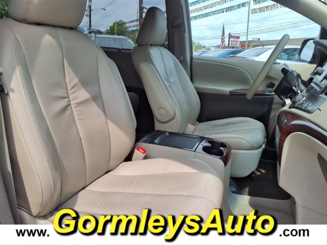 2011 Toyota Sienna XLE Limited photo 5