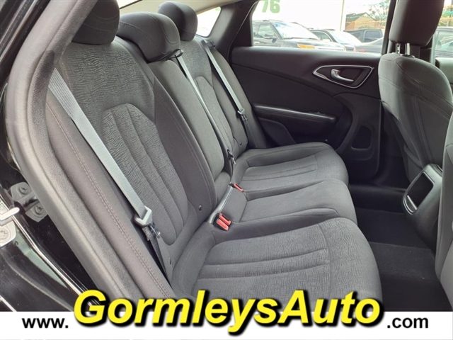 2015 Chrysler 200 Limited photo 7