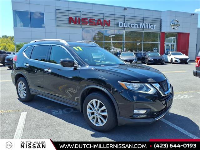 2017 Nissan Titan Crew Cab SL photo 4