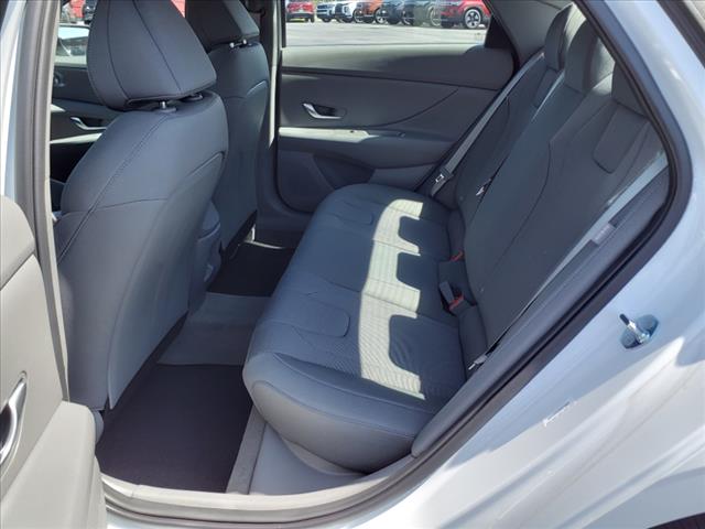 2025 Hyundai ELANTRA SE