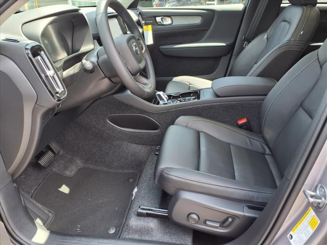 2026 Volvo XC40 B4 Plus Bright Theme