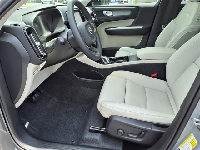 2026 Volvo XC40 B5 Plus Dark Theme
