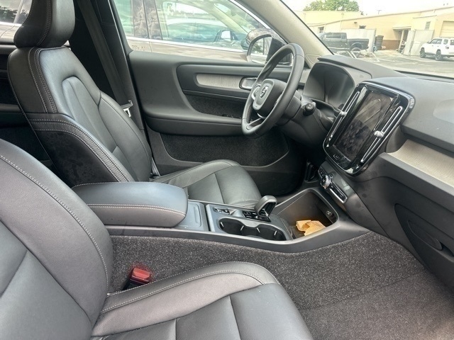 2025 Volvo XC40 B5 Core
