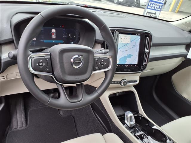2025 Volvo XC40 B5 Ultra Dark Theme