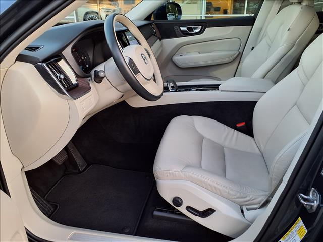 2022 Volvo XC60 B5 Momentum