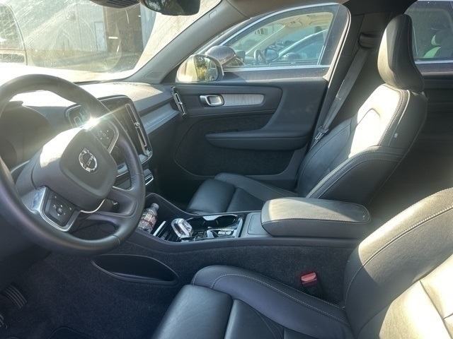 2025 Volvo XC40 B5 Plus Bright Theme