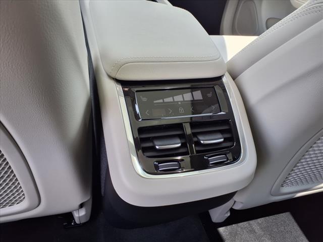 2026 Volvo XC60 B5 Ultra Dark Theme
