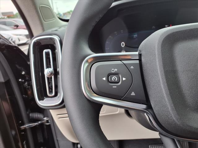2025 Volvo XC40 B5 Ultra Dark Theme