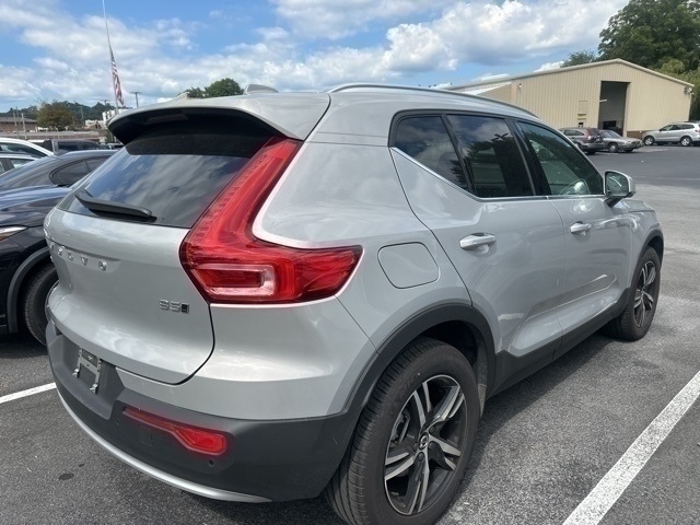 2025 Volvo XC40 B5 Core