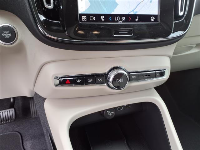 2025 Volvo XC40 B5 Ultra Dark Theme