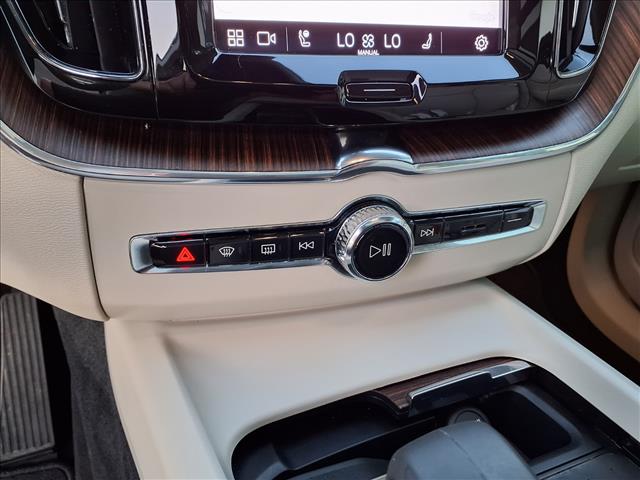 2022 Volvo XC60 B5 Momentum