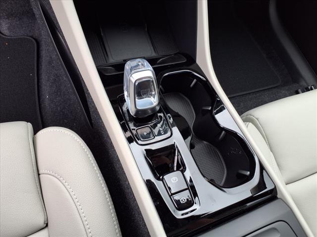 2025 Volvo XC40 B5 Ultra Dark Theme